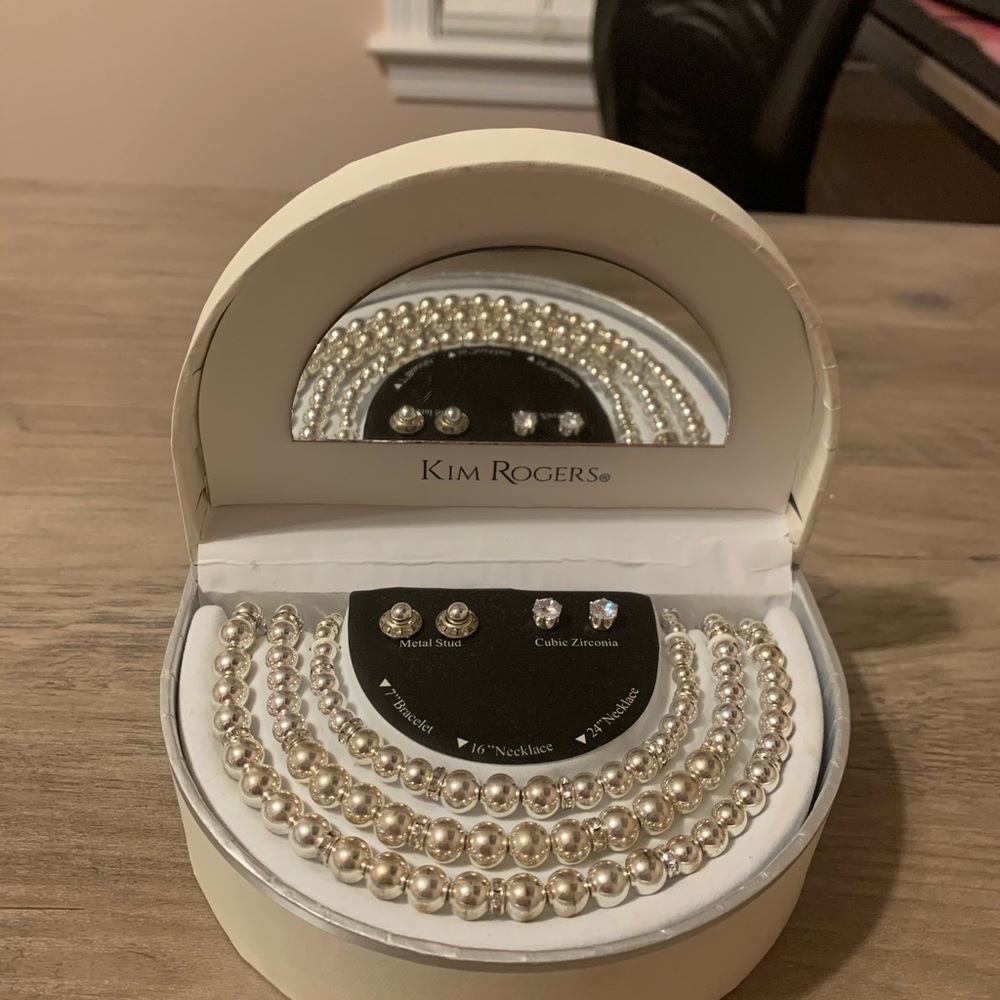 Beautiful Kim Rogers Necklace and Earrings set